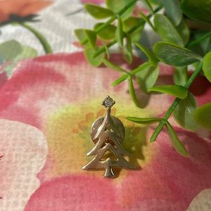 Tiny gold tone Christmas tree 🎄 pin with clear stone topper